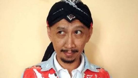 Siap Ditahan, Abu Janda Bawa Koper Berisi Pakaian ke Bareskrim