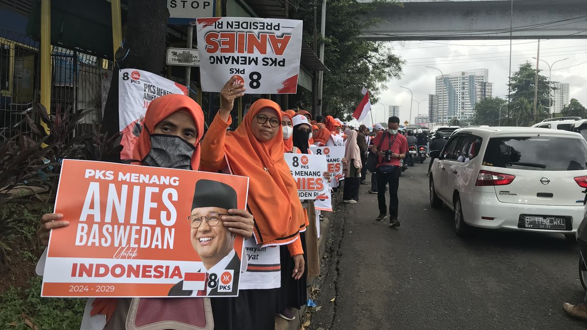 Sambut Anies Baswedan, Ratusan Kader PKS Berjejer di Jalan Simatupang
