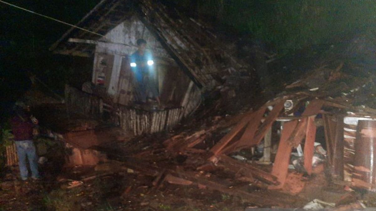 大雨がガルートを襲い、ある住民の家が倒壊
