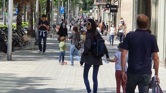 Pour La Première Fois Depuis 6 Semaines, Les Enfants Espagnols Peuvent Jouer à L’extérieur