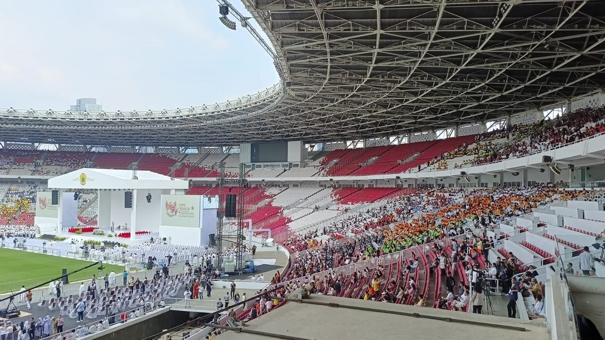 Thursday Afternoon, Thousands Of Catholics Begin To Crowd GBK Stadium