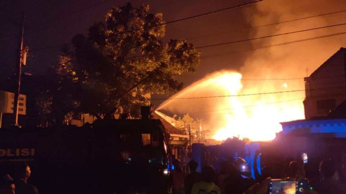 Kliwon Solo Market的Rongsok仓库火灾蔓延到居民的家中