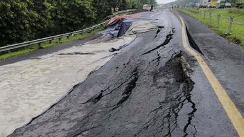 ケジャリ州ロンボク島中部のアンブラス道路プロジェクトの物理的チェック:作業量の不足がある