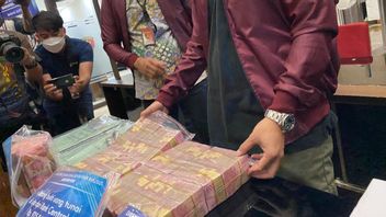 Bareskrim Polri Pamerkan Duit Kejahatan Tipu-tipu Puluhan Miliar Rupiah Milik Indra Kenz