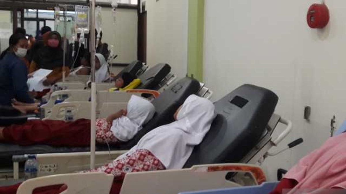 Mual, Pusing-pusing Usai Jajan 'Jasuke' dan Mi Goreng, 17 Siswa Madrasah di Magelang Dilarikan ke Rumah Sakit