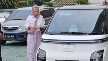 Prohibited From Using Cars Given By Virgoun, Inara Rusli Finally Buys Its Own Car