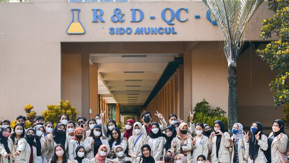 Study The Industrial World, STIE Totalwin Students Visit Sido Muncul Factory