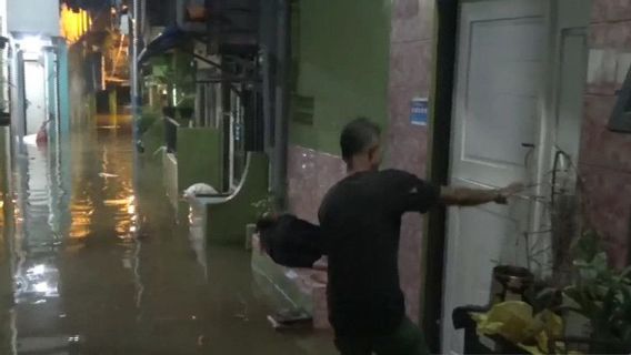 Ciliwung River Melawan, Flood As High As 1.2 Meter Rendam Permukiman In Kampung Melayu