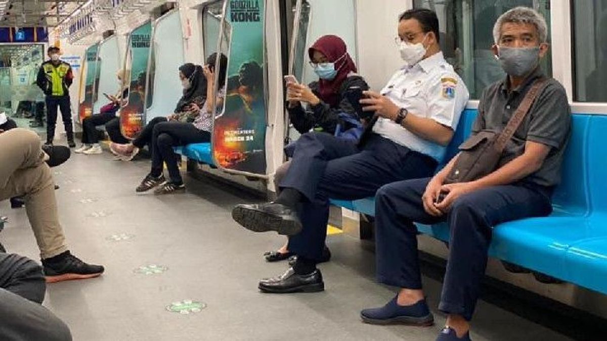 Anies Baswedan's Old Photo Was Ignored By MRT Passengers, This Netizen Was Sprayed By Geisz Chalifah: Udik!