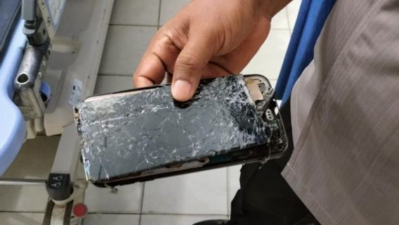 2 Orang di Sumbar Tewas Tersambar Petir Saat Main HP di Menara Pantau