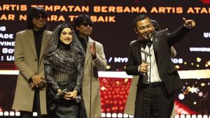 Ade Govinda dan Penyanyi Malaysia Ernie Zakri Raih Dua Penghargaan di Anugerah Industri Muzik 2025