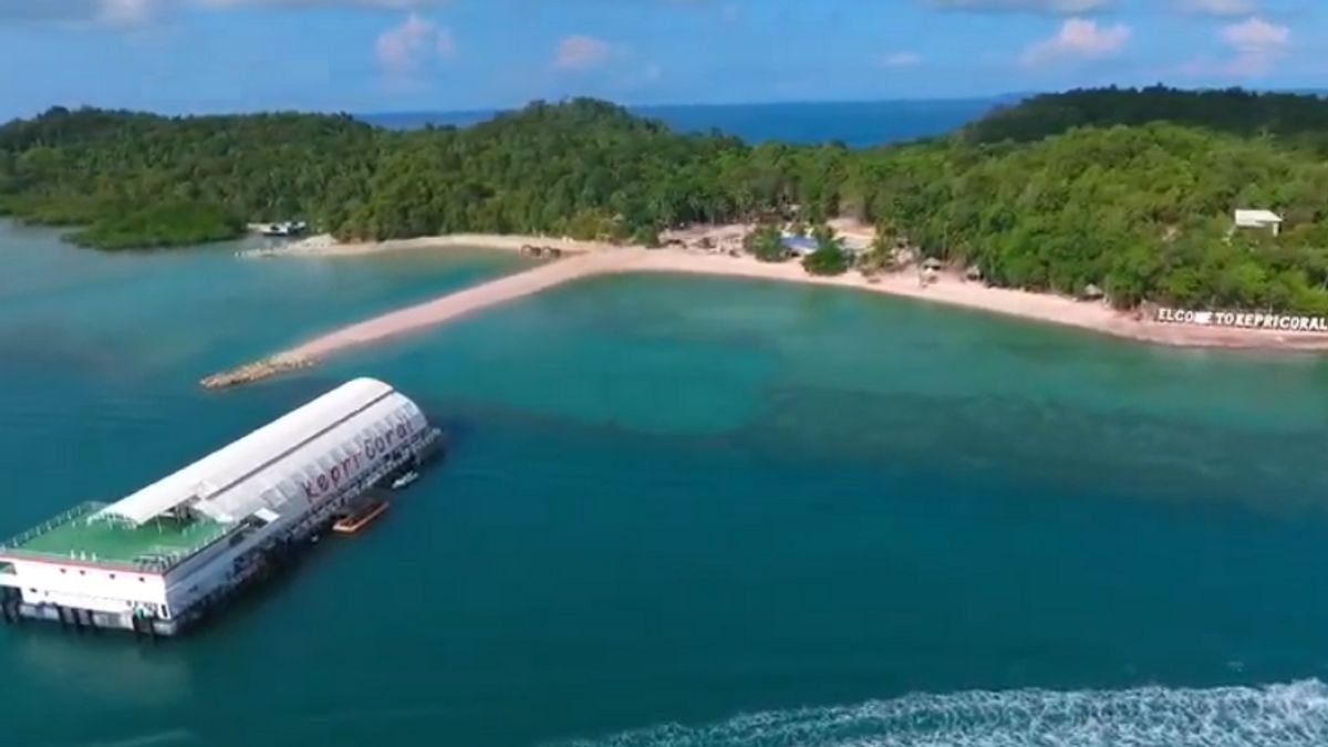 游轮停在廖内群岛水域，标志着旅游业在真空2年后令人兴奋
