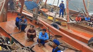 バハルカム・ポリがナトゥナ海でベトナム漁船2隻を捕獲し、2隻の船長と18人の乗組員が確保された