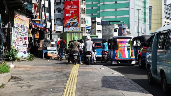 雅加达“文明城市”中不友好的人行道