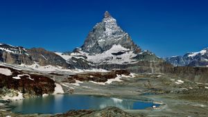 雪崩氷河、イタリア、スイスはアルプス山脈の国境の再編に合意