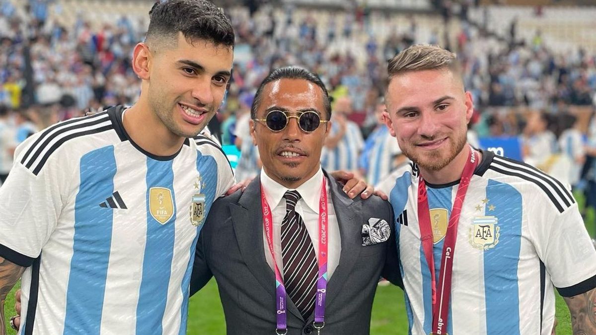Salt Bae Matches World Cup Trophy, Medals And Photos With Argentine Players, FIFA Limbungksi