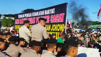 Sempat Ricuh, deux groupes de masse se sont mutuellement lancés en bouteilles et ont grimpé en panneau d’affichage du bâtiment de la Chambre des représentants indonésienne