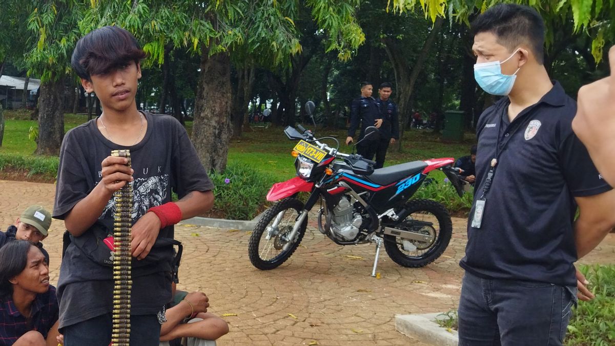 Busker With Skull Tattoo Carrying Bullet Buckle Arrested By Police, He Was Invited To Monas, But Didn't Know There Was A Demo