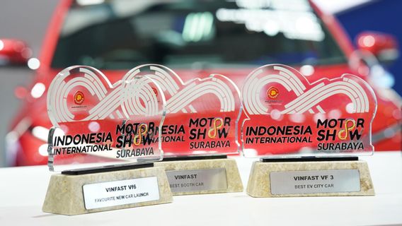Perkuat Eksistensinya di Indonesia, VinFast Bawa Pulang Empat Penghargaan di IIMS Surabaya 2025