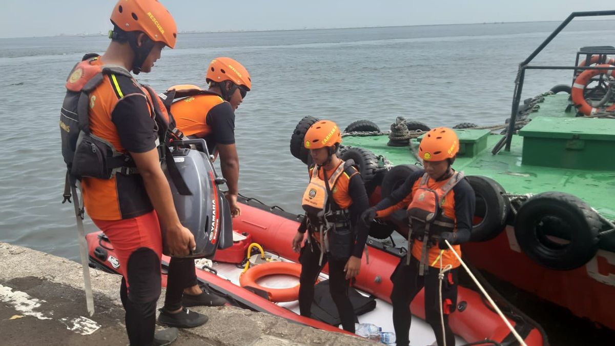 Kapal DIhantam Ombak, Nelayan Lansia Hilang di Muara Kalibaru Jakut