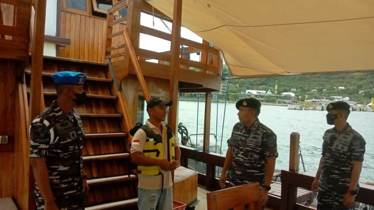 فحص Danlanal لسفينة Pinisi في Labuan Bajo يتحقق من جاهزية الشحن