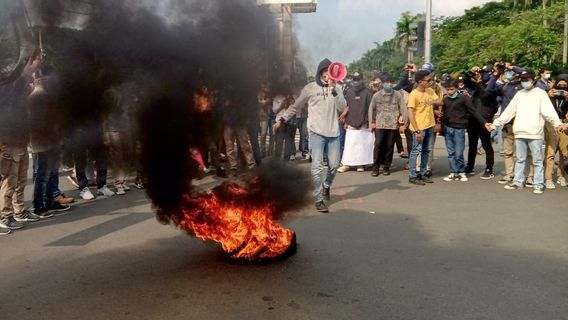 Situasi Terkini di Patung Kuda: Massa Bakar Ban hingga Serukan 7 Tuntutan