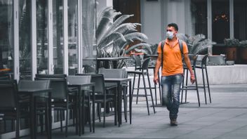 シンガポールがルールを撤回したにもかかわらず、モールではまだマスクを着用し続けている多くの住民
