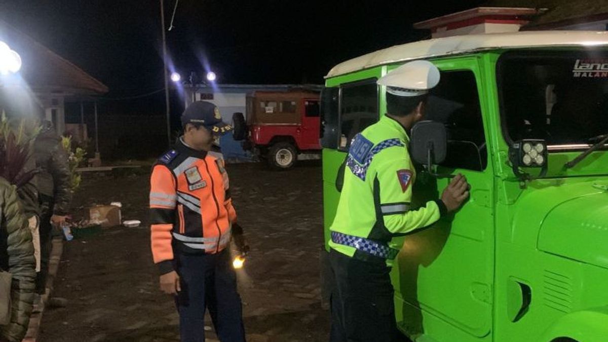 Malang Police Check the Bromo Tourist Jeep during the Lebaran Holiday