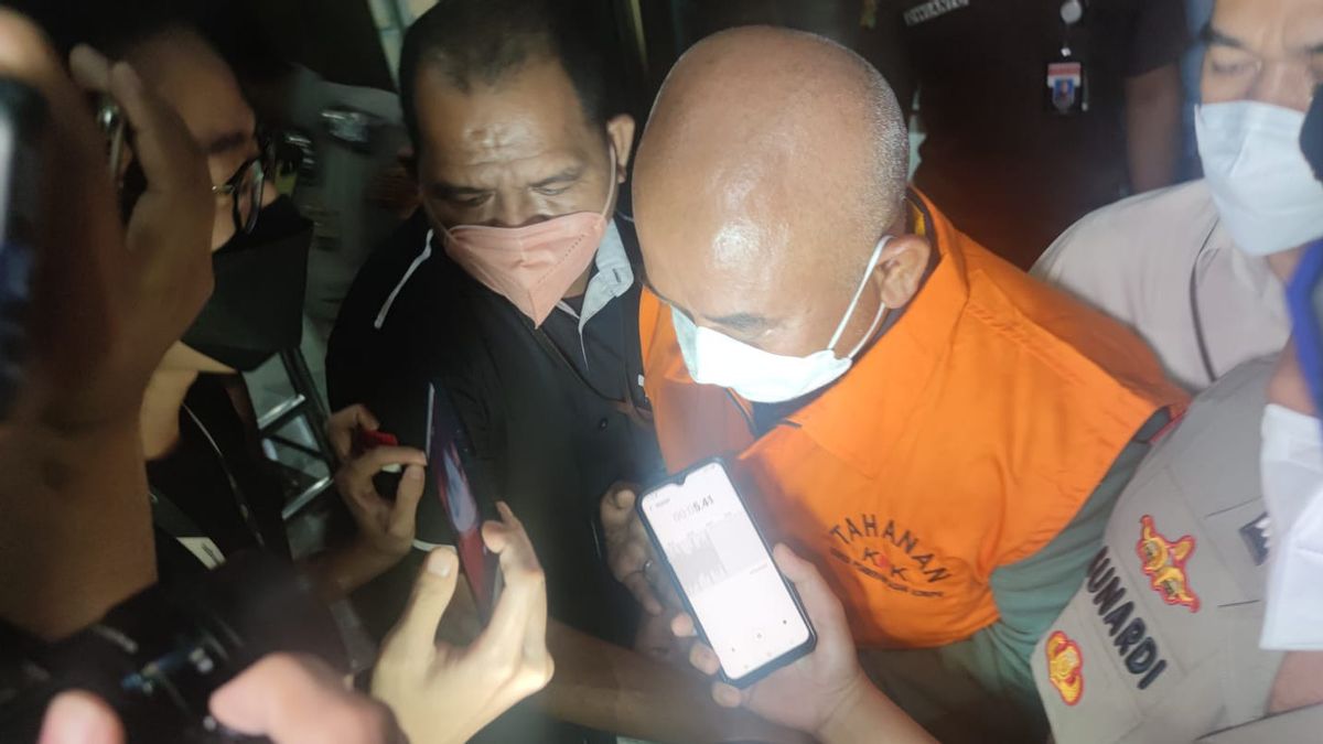 Leaving The KPK Building In Prisoners' Vest, Bekasi Mayor Rahmat Effendi Is Silent