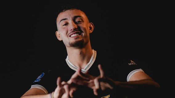 إيفار جينر يلتقط في أرض الوطن، يرتدي ملابس فريق ديوا يونايتد 