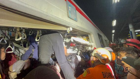 Banyak Penumpang Terjepit Akibat Kecelakaan Commuter Line di Stasiun Bekasi Timur, Basarnas Evakuasi