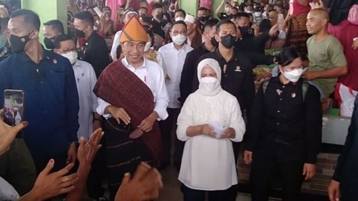 Sofia Tak Pernah Membayangkan Presiden Jokowi Bakal Beli 5 Gelas Cabai Jualannya di Pasar Mbongawani Ende NTT