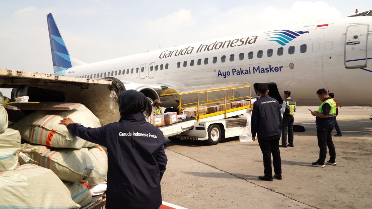 ガルーダ・インドネシア、アチェ、スマトラ、スラウェシの洪水被害者への支援20トンの航空貨物を運ぶ