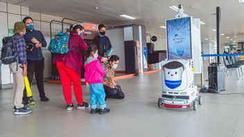 雅加达捷运有机器人员工，客户可以与之交谈  