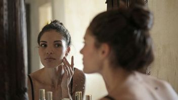夜間のスキンケアの使用は非常に重要です、専門家はその理由を明らかにします