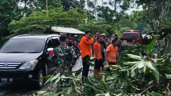 Material Longsor Bukit Bulangan di Pamekasan Dibersihkan dari Jalan