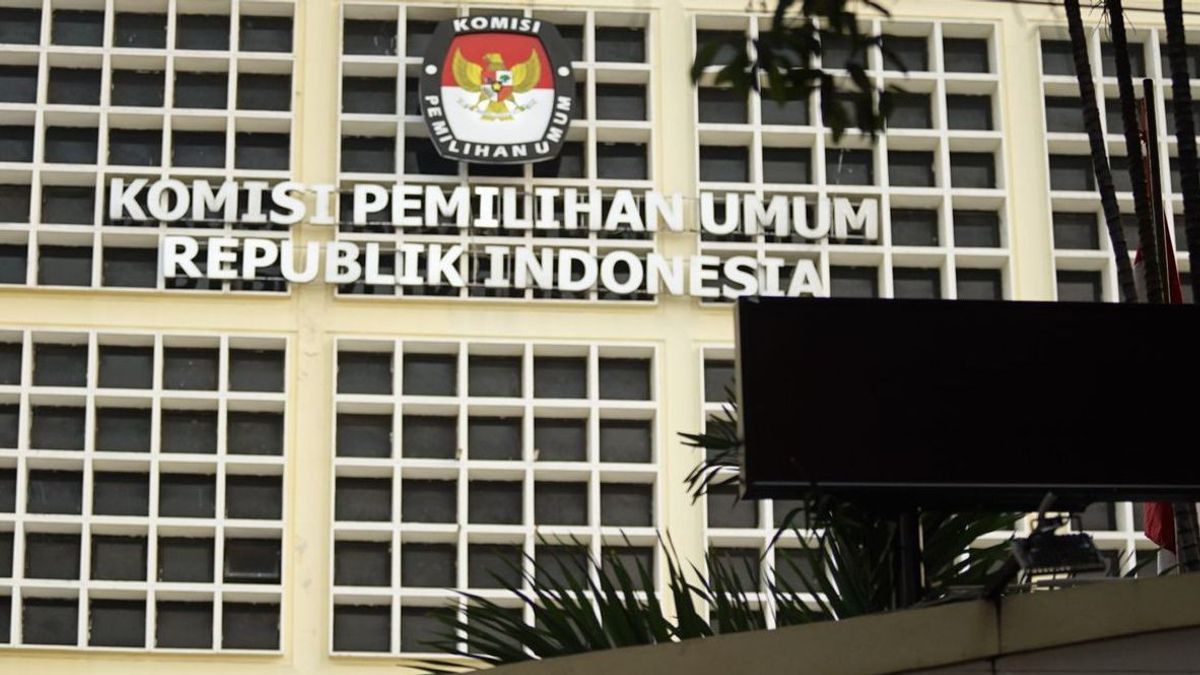 KPU Only Provides 1 Microphone In The Podium On The Last 3 Debates Of The Presidential Election