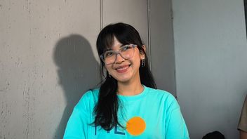 在四头之前，Dinda Kanya Dewi专注于照顾肌肉群众