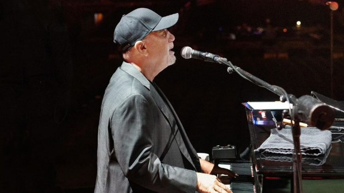 Billy Joel과 Christie Brinkley가 "Uptown Girl"이라는 노래로 향수를 불러일으킵니다.