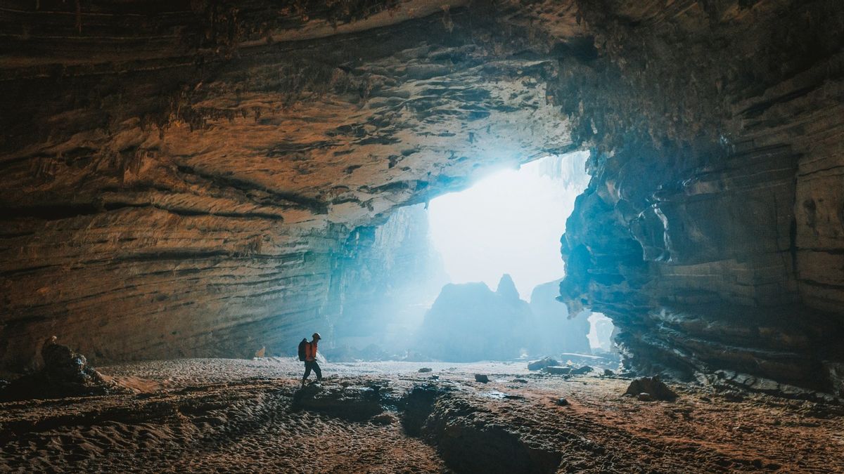 Indonesia Including a Specialist Rescue Team to Evacuate 2 People Trapped for 10 Days in a Cave in Laos