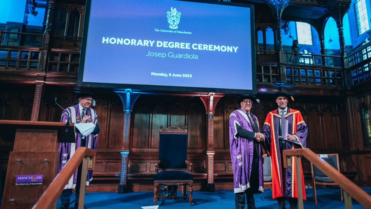 ペップ・グアルディオラがマンチェスター大学から名誉学位を授与