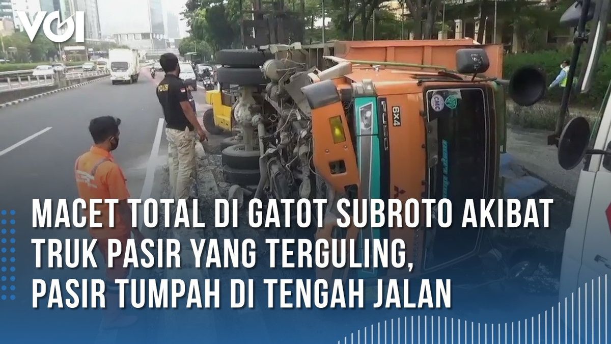 VIDEO: Truk Pasir Terguling di Jalan Gatot Subroto, Macet Tak Terhindarkan
