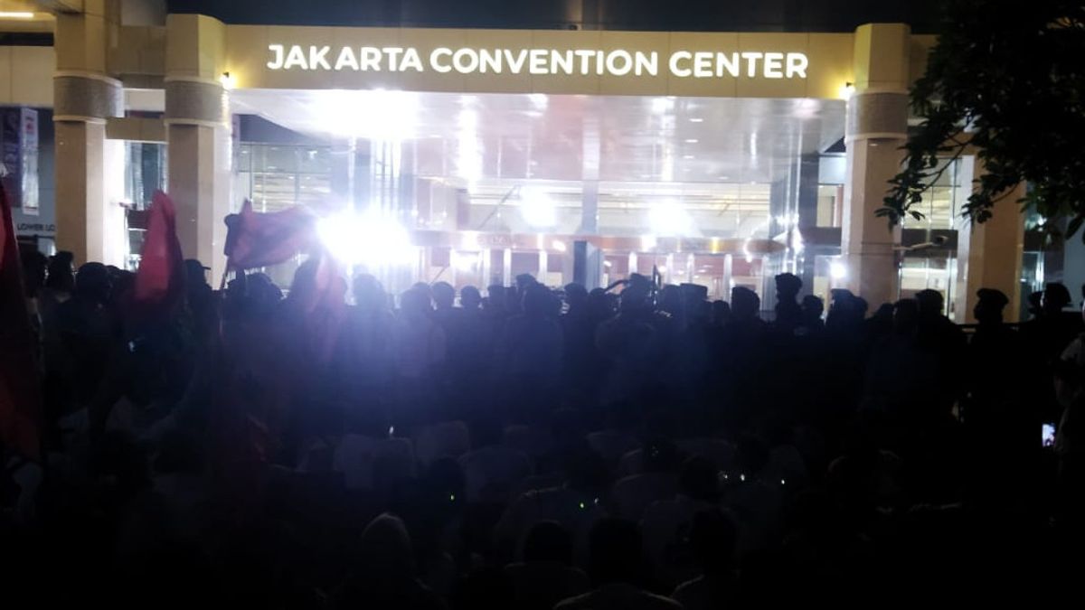 Who Ordered Against Prabowo Shouted The Orator In Front Of The Senayan JCC Lobby Waiting For Prabowo-Gibran To Finish Debate