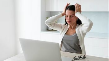 Ne se plaindre ne signifie pas être fort, un psychologue explique le danger du stress au travail