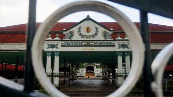 Derived From The Same Descendants, This Is The Difference Between The Yogyakarta Palace And The Solo Palace