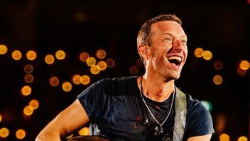 Chris Martin réagit aux excuses lors d'un concert Coldplay en Inde