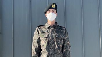 Jin BTS Pamer Photo Wearing Exclusive Military Uniforms