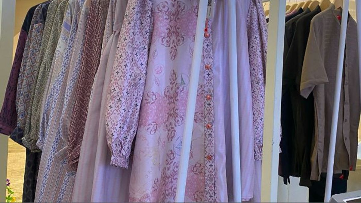 Prediksi Tren Warna Baju Lebaran 2024 untuk Wanita Berhijab: Condong Kalem Tetap Elegan