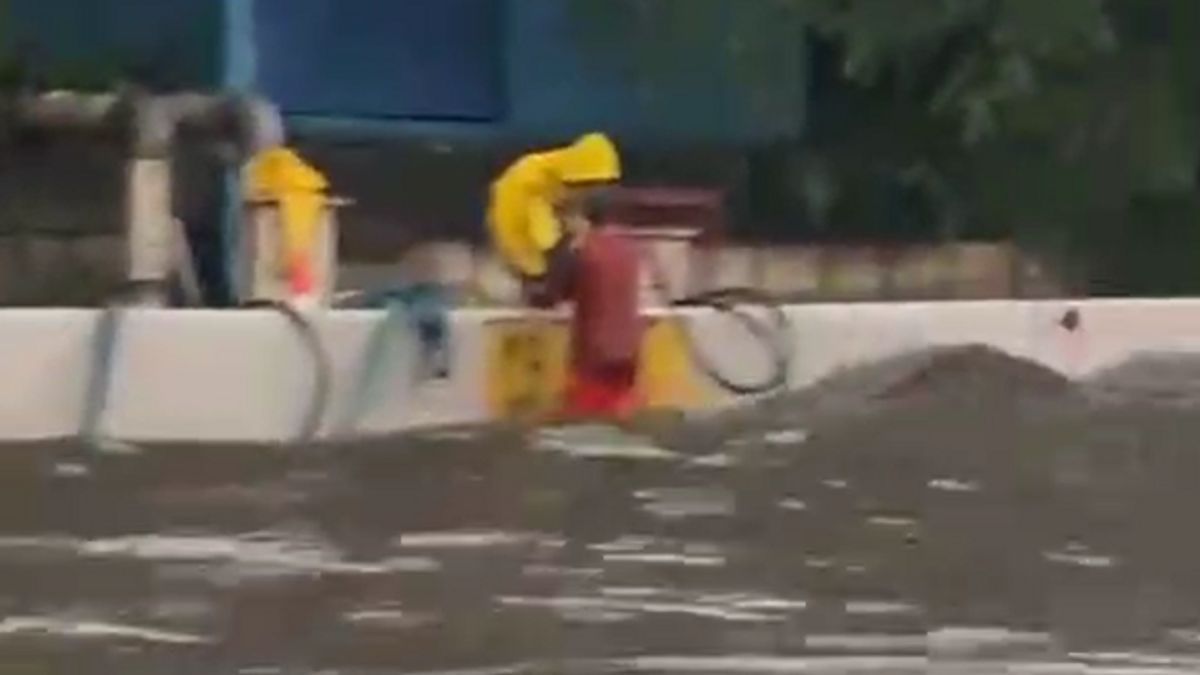 الفيضانات على طريق رسوم مطار سوكارنو هاتا ، تدفق حركة المرور مزدحمة