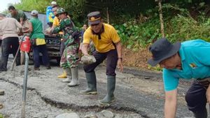  Warga dan Petugas TNI-Polri Perbaikin Jalan Rusak di Trenggalek